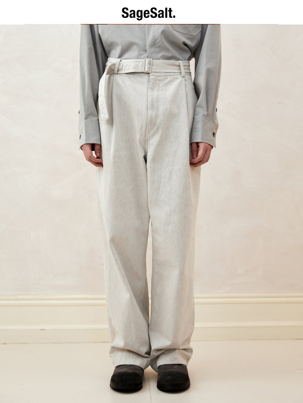 Stone-washed denim trousers with a single pleat