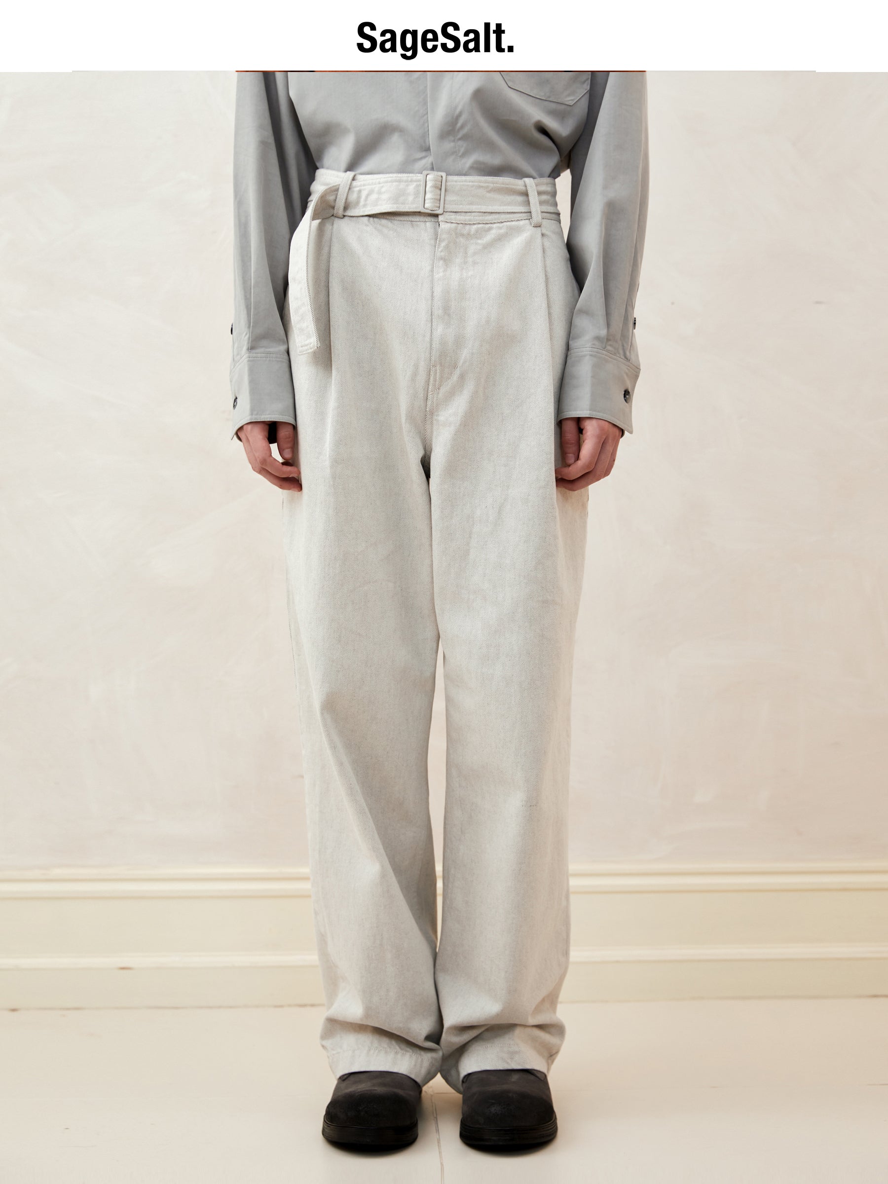 Stone-washed denim trousers with a single pleat
