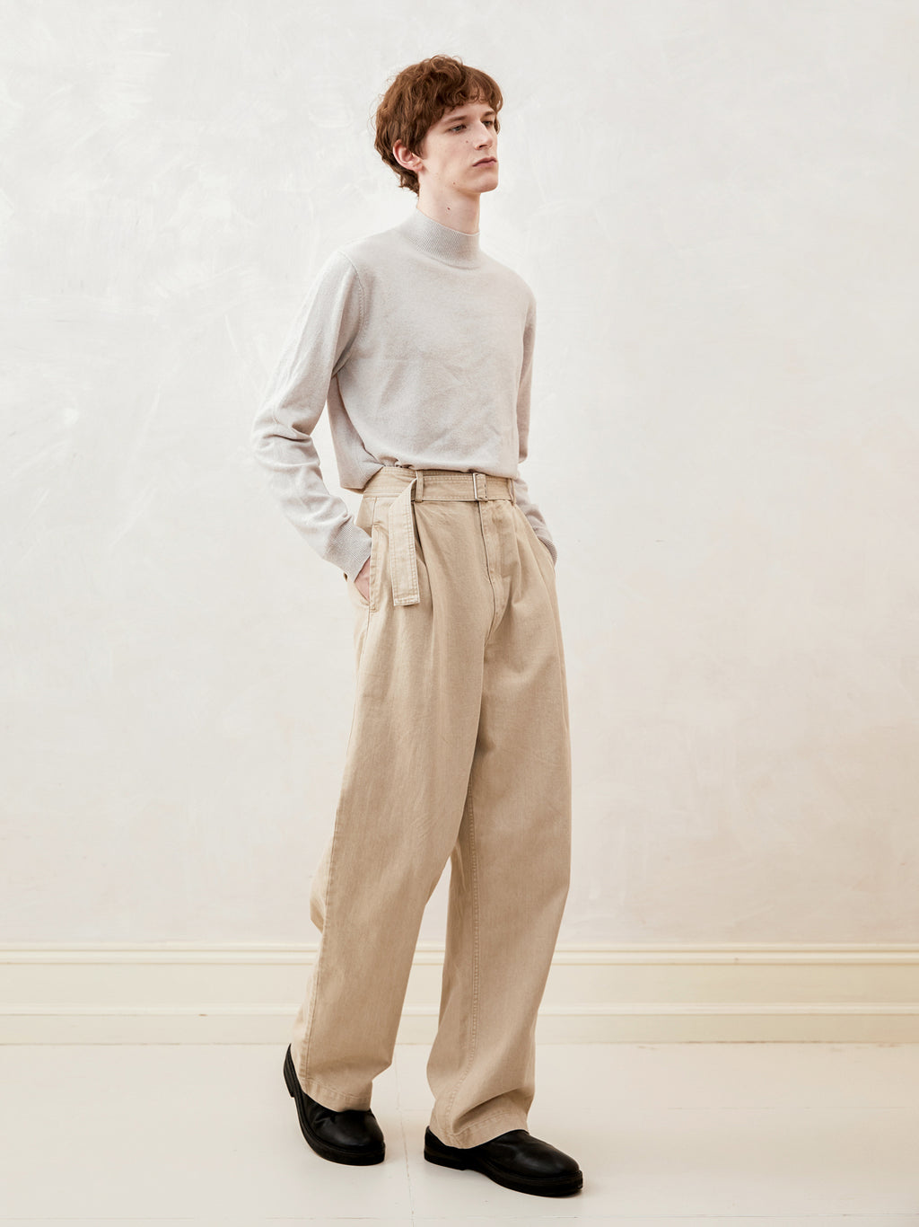 Stone-washed denim trousers with a single pleat