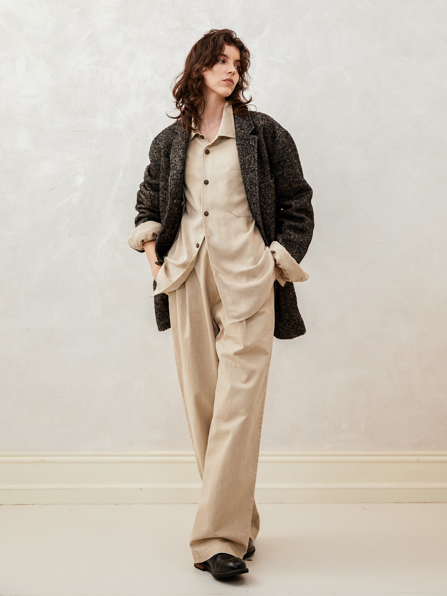 Stone-washed denim trousers with a single pleat