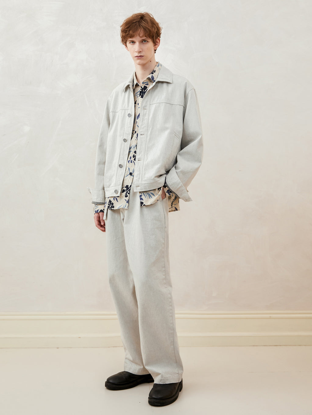 Stone-washed denim trousers with a single pleat