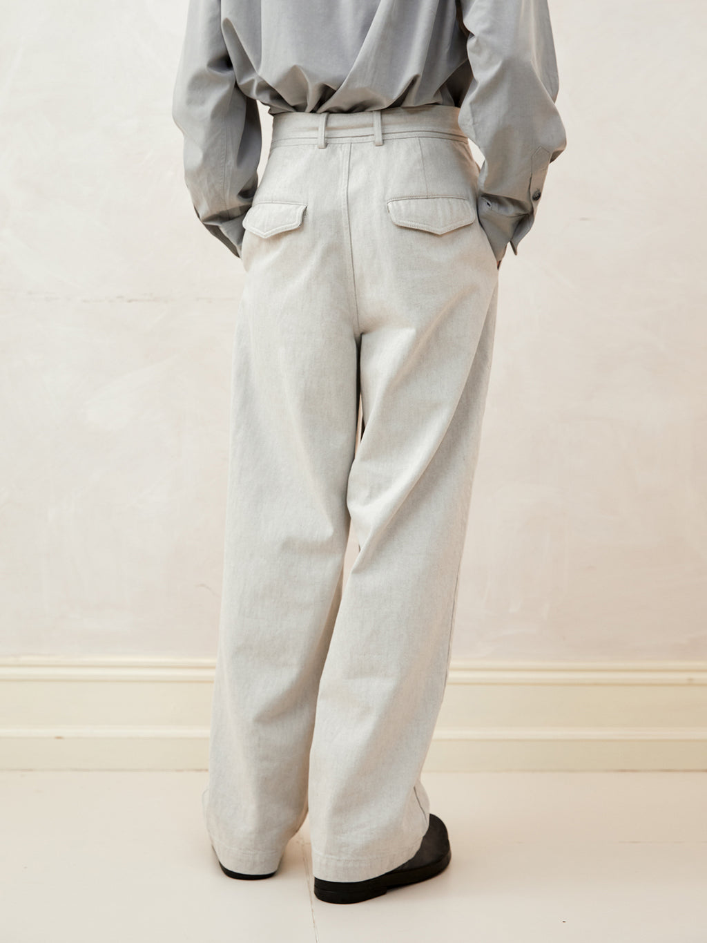 Stone-washed denim trousers with a single pleat