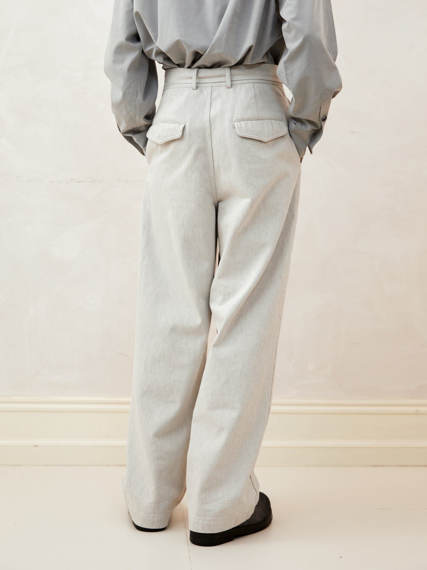 Stone-washed denim trousers with a single pleat