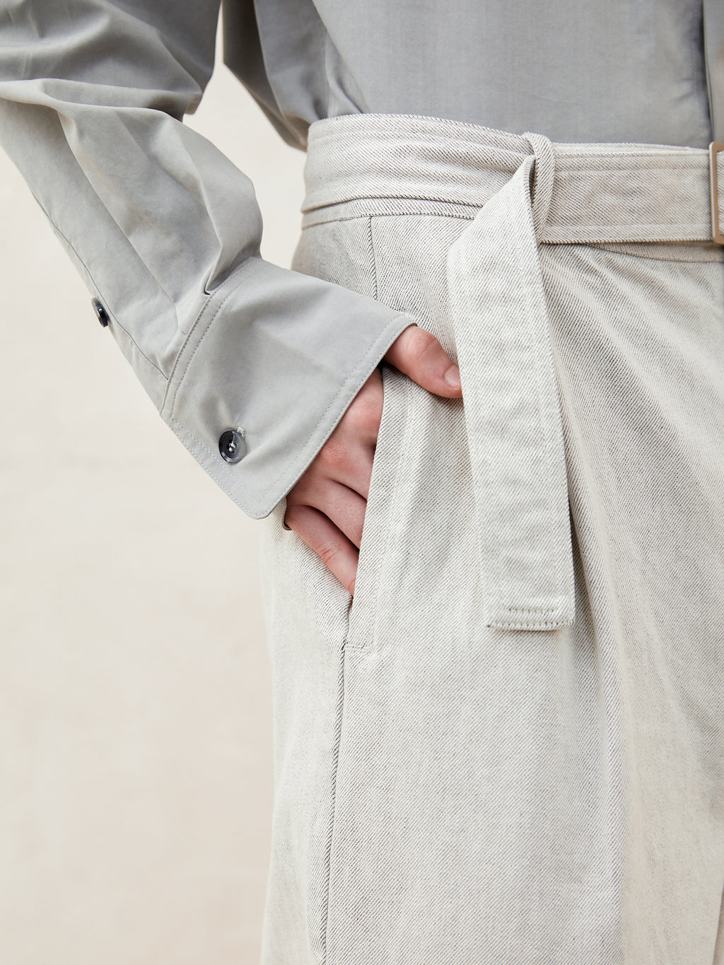 Stone-washed denim trousers with a single pleat